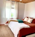 3-bedroom 2 bath cottage-Walk to beach or golfCourse.Hot Tub and outside shower