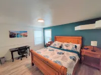Spacious 5 BR/3 Bath Home with a PRIVATE HOT TUB!! 2x full Kitchens & Laundry - Homestays