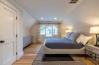 Stunning Penthouse 3Bed-3Bath Private Elevator, Just Steps to PA, Dining & Shops - Wifi