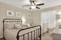 Beachcomber Bungalow: Slow down, East of A1A, Heated Pool, Hot Tub & Beach Gear - 4-Star