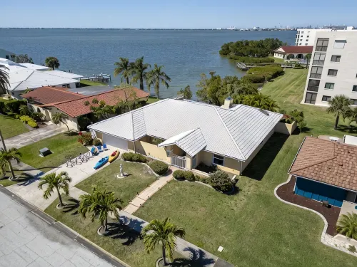 Beautiful River Front Home - Private Pool - Walk to Beach-Kayaks - 4성급