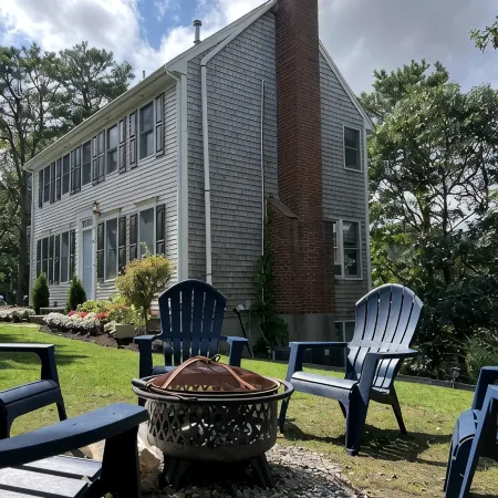 Private Beach on Pond, Linens Included, Kayak & Canoe. All Rooms w/ Pond Views!