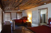 Grand Canyon Brewery and Distillery Cabin-Historic Tack House - Homestays