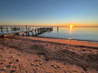 All Year Retreat - Indoor Heated Pool, Beach, Game & Movie Cottage, Sleeps 21 - en bord de mer