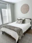 NEW 3BR/2B home w/ fenced yard - Dog & EV friendly - 4 tähden