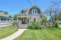 Stylish Cottage, Walkable to DT Geneva, pet friendly - 4-Star