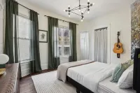 Lakefront Manor MKE - Spacious for groups and steps from beach and downtown - บังกะโล