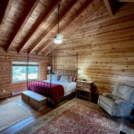 Beautiful log home-dog friendly, creek & mountain views,close to national parks