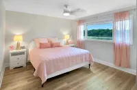 Luxurious large 3bd/2ba Home with Dock with beautiful sunset views - 4-stjärniga