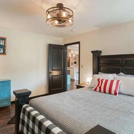 Lakefront duplex property, nicely finished. 2 bedroom and queen size hide-a-bed.