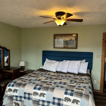 McDaniels Misty Blue ~ A Cozy & Quaint Cabin w/Exceptional Smoky  Mountain Views