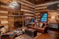 Hill Country Log Cabin Close to Wimberley & Dripping Springs Shopping and Dining - Feriehus