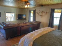 Cozy Cabin with an amazing deck and beautiful views of Lake Fort Smith! - Chalets
