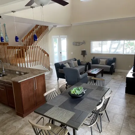 Villa Rozafa Cozy,spacious,walking distance from downtown white sandy beach.