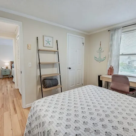 Picture Perfect Waterfront in town Sleeps 6 Expansive Outdoor dining area