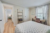 Picture Perfect  Waterfront in town  Sleeps 6  Expansive Outdoor dining area - 3-Star
