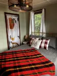 Cozy vintage cabin on a private lake in the Northwoods. - Chalets