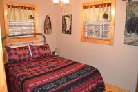 Quaint Cabin with a Creek in Front That Will Lull You to Sleep and Pets Allowed - Chalets
