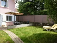 Apartment with enclosed garden and private parking in quiet city center location - Apartments