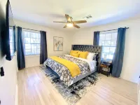 Modern and Stylish Creekside Retreat Home - Walk to Downtown - balcony