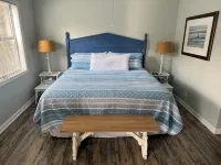 Bright, newly updated 3 BR 2 BA condo - Walk to Pier and Village! - Balkoner
