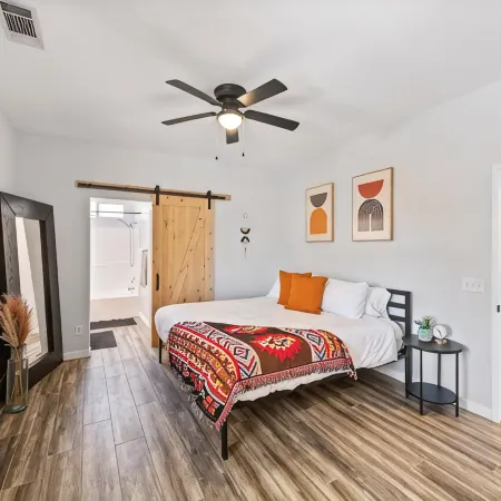 Boho Bungalow - 30ft pool & minutes from festivals