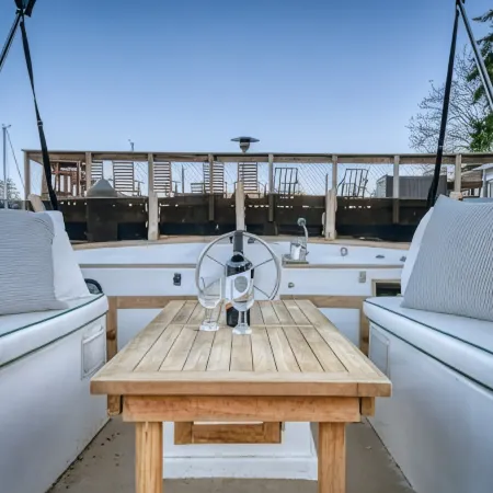 Historic Charming Boat in Downtown Harbor