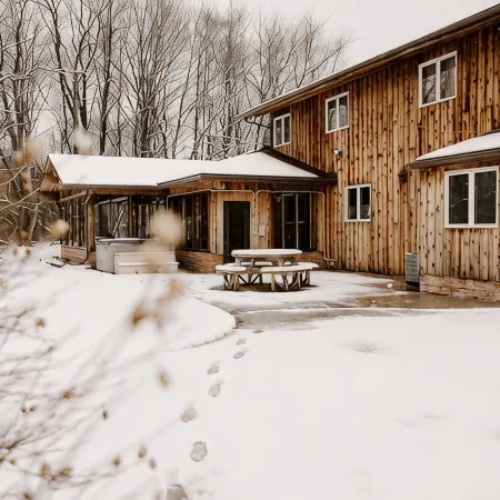 Cheerful Family Manor- Sleeps 25 w/hot tub and private pool in Amish Country