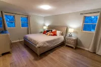 Beautiful Midcentury modern 4 bedroom home - Bungalows