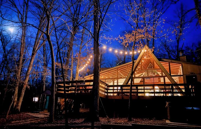 FLAT, Lakefront chalet; Hottub, Playground, Firepit, Wifi, and more!