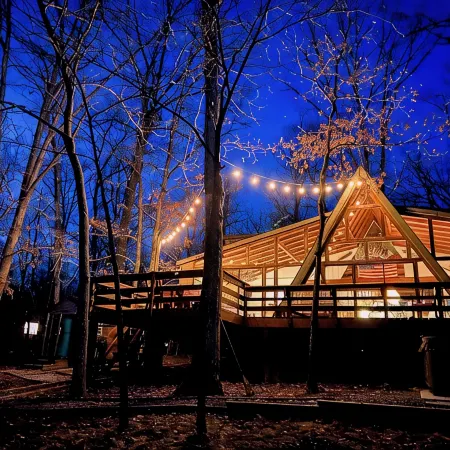 FLAT, Lakefront chalet; Hottub, Playground, Firepit, Wifi, and more!
