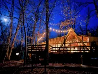 FLAT, Lakefront chalet; Hottub, Playground, Firepit, Wifi, and more! - Chalets