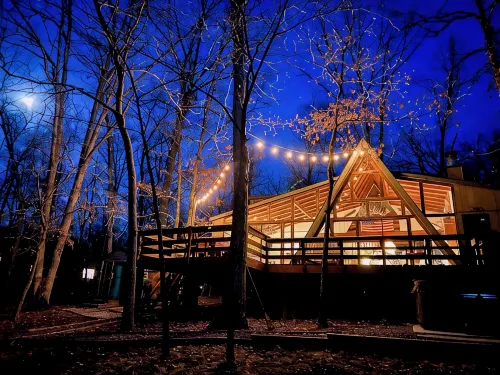 FLAT, Lakefront chalet; Hottub, Playground, Firepit, Wifi, and more! - Chalets
