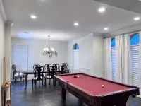 Luxury Spacious 4-BR Retreat with Pool Table, BBQ, and sleep 18 - 3-نجوم