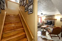 Relax in Nature's Beauty: Private Log Cabin w/ Two Spacious, Open Living Areas - balcon