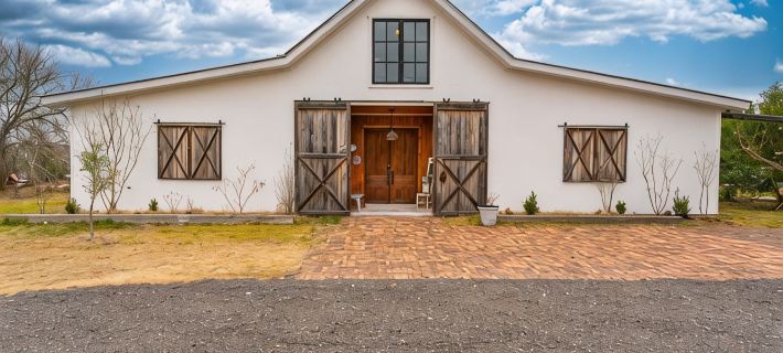 Luxury Barnhouse with 🔥HEATED🔥 Pool Ξενοδοχεία στην πόλη Kyle