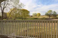 Totally Remodeled- All New Furnishings- Backs to Golf Course- Great Base Camp - 4 tähden