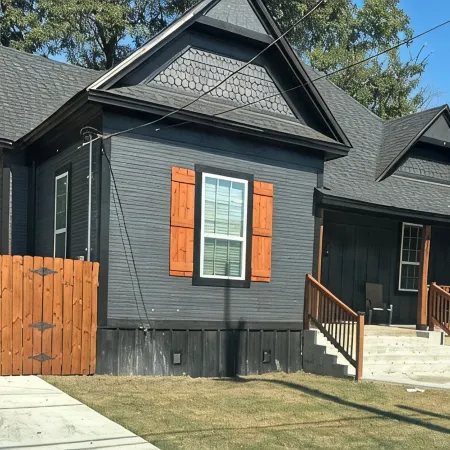 The Mustard Seed Cottage-Charming 3-BR Craftsman conveniently located downtown!
