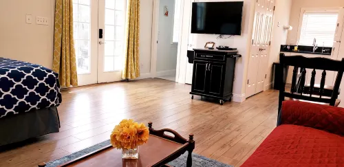 High Meadows Cottage on 16 Acres property, No Pet Fee - Homestays