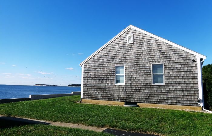 Beach front Cottage, close to downtown - Private Beach and Great Water views