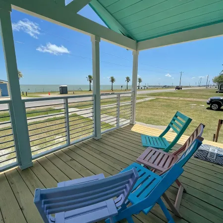 New! Drift away in Bayfront 2-bedroom Turquoise cottage