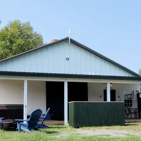 Cowboy hide-a-way cottage with hot tub on historic farm close to everything