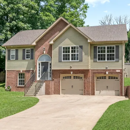 Spacious 4-bedroom House near Downtown Clarksville