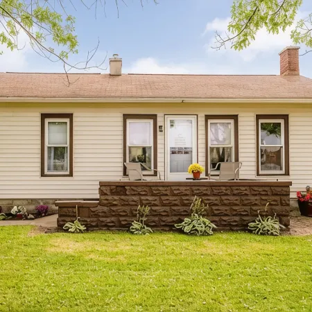 Charming/Cozy 2 BR 1 Bath steps from downtown.