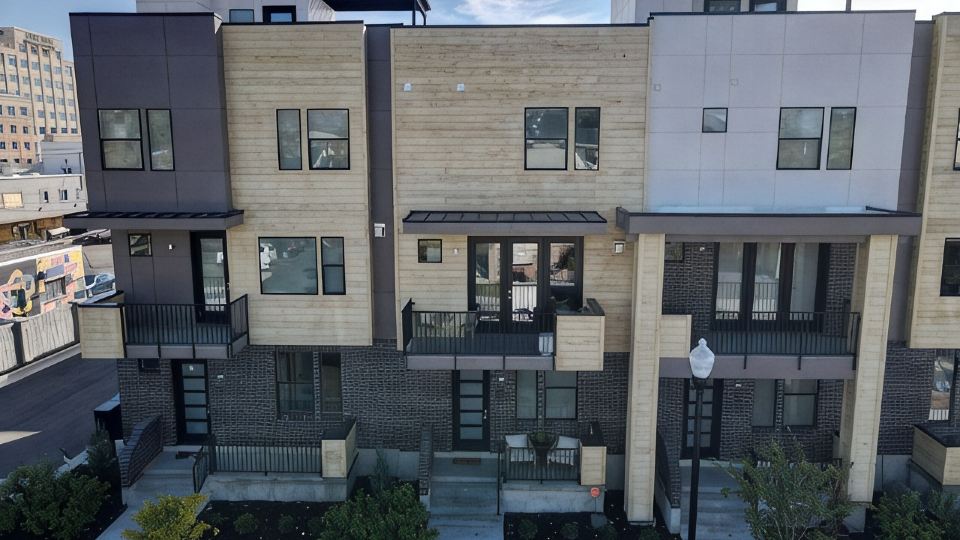Downtown Modern 3-Bed Townhome with Bright, Upgraded Interiors & Books to read