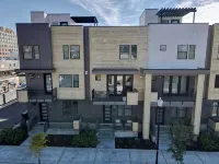 Downtown Modern 3-Bed Townhome with Bright, Upgraded Interiors & Books to read - balcon
