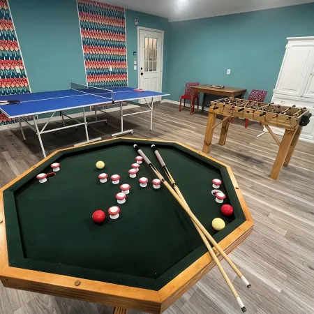 Spacious 4-bedroom river front cabin with WiFi, Game Room & Hot Tub for 15