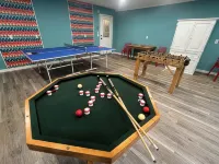 Spacious 4-bedroom river front cabin with WiFi, Game Room & Hot Tub for 15 - Chalets