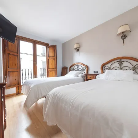 Hostal SIN Recep24H Puerta de la Villa - Pet Friendly & Restaurante