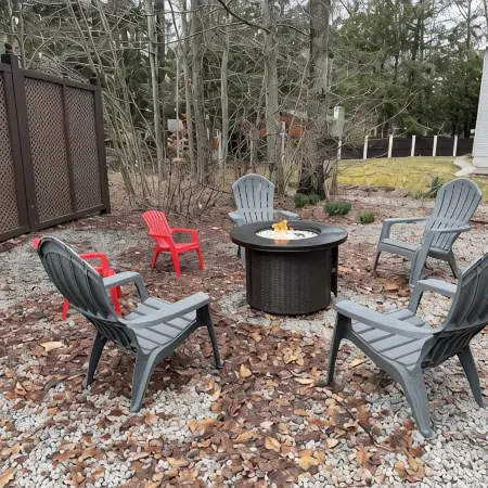 Charming Lake Community Bungaloo. Comfortable living with 86 inch tv!